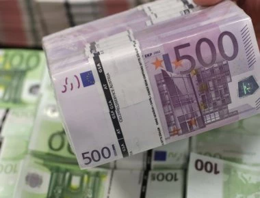 Οι Έλληνες κρατούν 32 δισ. ευρώ κρυμμένα σε στρώματα (φωτο)